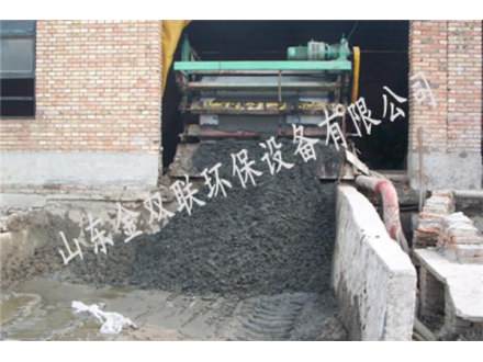 污泥濃縮脫水機(jī)使用現(xiàn)場(chǎng)